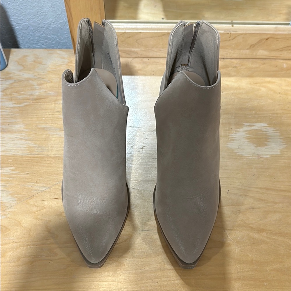 BAMBOO Tan Heeled Boots with Pointed Toe and V-Shaped Opening